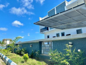 Luxe 4BR Duplex minutes from Atican Beach!